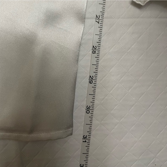 La Vie En Rose stunning 2 Piece Pyjama Set in cream satin with ruffles. Size XL - Picture 13 of 16